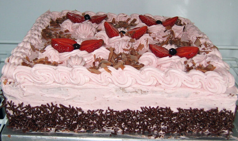 lovina chocolate strawberry cake